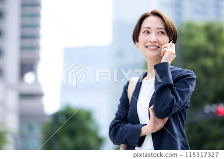 商務中年女性用智慧型手機交談 115317327