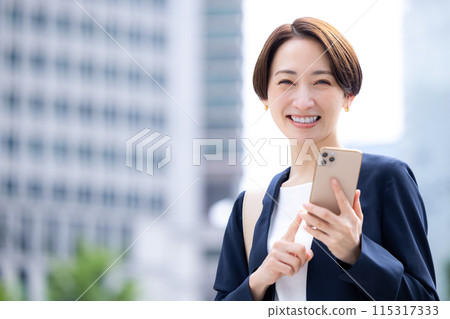 一個女人用商務智能手機的肖像 一個女人用商務智能手機的肖像 115317333
