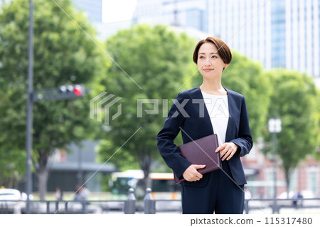 拿著商業文件的女人的肖像 115317480