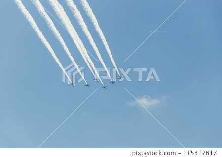 天空和飛機雲 天空和飛機雲 115317617