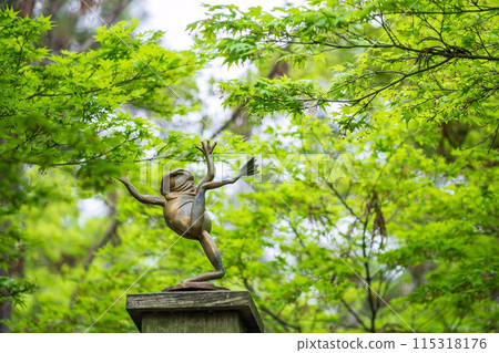 Frog statue losing balance with maple leaf,Nyoirinji temple, Fukuoka Frog statue losing balance with maple leaf,Nyoirinji temple, Fukuoka 115318176
