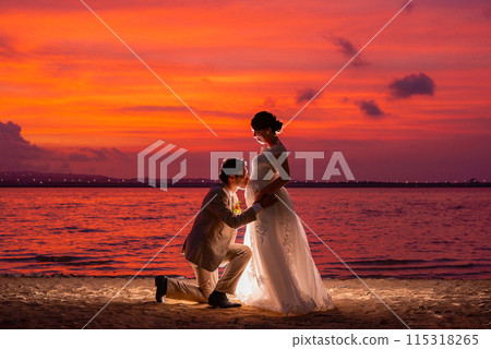 夕陽下美麗的海灘婚禮攝影 夕陽下美麗的海灘婚禮攝影 115318265