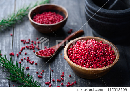 粉紅胡椒具有獨特的明亮顏色 粉紅胡椒具有獨特的明亮顏色 115318509