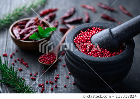 粉紅辣椒和紅辣椒 粉紅辣椒和紅辣椒 115318824