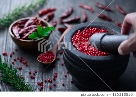 粉紅辣椒和紅辣椒 115318836