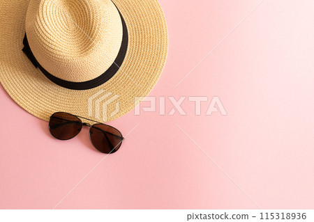 flat lay with straw hat and sunglasses 115318936