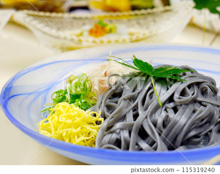 日本料理:玻璃碗裡的魷魚墨蕎麥麵特寫 日本料理:玻璃碗裡的魷魚墨蕎麥麵特寫 115319240