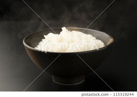 米飯，黑色背景，粒狀米飯 115319244