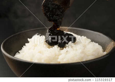 米飯：將海藻佃煮放在米上。 115319317