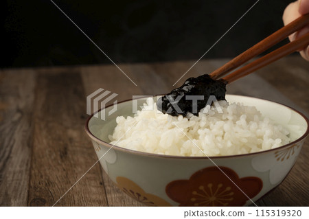 米飯:將海藻佃煮放在米上。 米飯:將海藻佃煮放在米上。 115319320