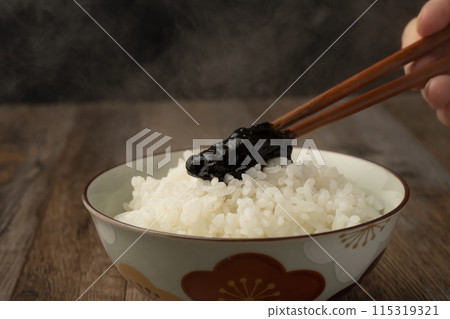 米飯:將海藻佃煮放在米上。 米飯:將海藻佃煮放在米上。 115319321