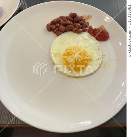 Scrambled eggs with beans and sun-dried tomato 115319361