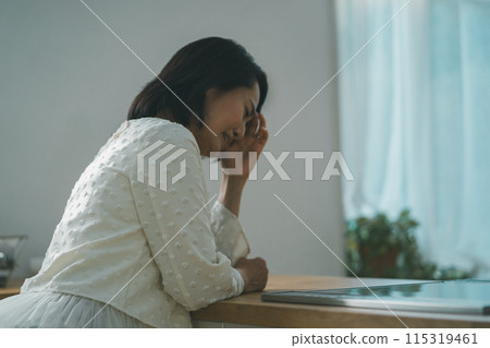 廚房 煩惱 擔心 115319461