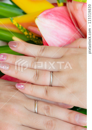 情侶手戴結婚戒指的特寫 情侶手戴結婚戒指的特寫 115319830