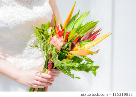 新娘手捧的婚禮花束 115319855