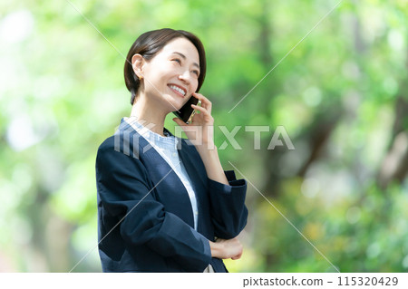 中間女性智能手機通話 中間女性智能手機通話 115320429