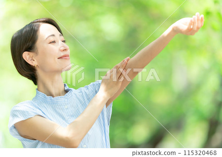 中年女子美麗抬頭看陽光 115320468