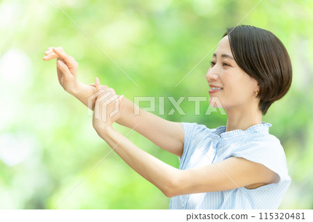 中年女子美麗抬頭看陽光 115320481