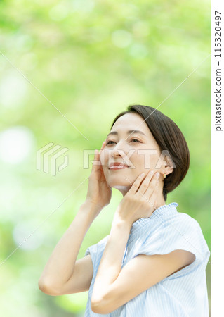 Middle-aged woman, beauty, sunlight, vertical 115320497