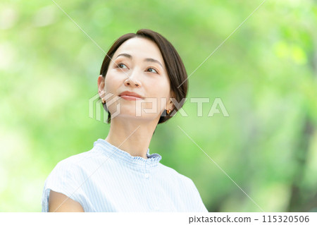 Middle woman beauty 115320506