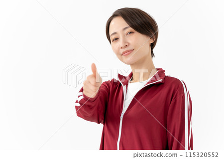 穿著球衣的女人豎起大拇指 115320552