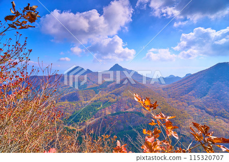 秋季從群馬縣榛名山(烏帽岳)山頂向東南方向眺望(相馬山、二岳、蛇岳等) 秋季從群馬縣榛名山(烏帽岳)山頂向東南方向眺望(相馬山、二岳、蛇岳等) 115320707