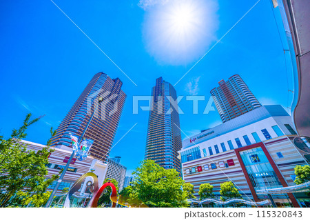 日本六月的川崎城市景觀。武藏小杉站前塔樓公寓大樓的景觀 115320843