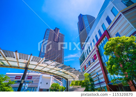 日本六月的川崎城市景觀。武藏小杉站前塔樓公寓大樓的景觀 日本六月的川崎城市景觀。武藏小杉站前塔樓公寓大樓的景觀 115320870