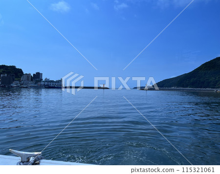 Taking a boat and sail near the fishing village 115321061