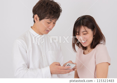 友善的年輕夫婦在演播室 友善的年輕夫婦在演播室 115321483