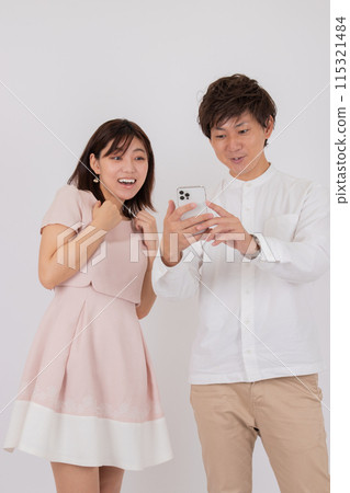 友善的年輕夫婦在演播室 115321484