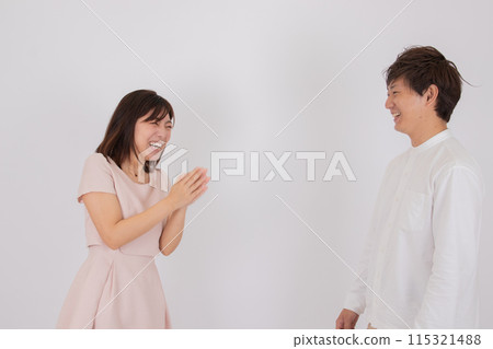 友善的年輕夫婦在演播室 友善的年輕夫婦在演播室 115321488