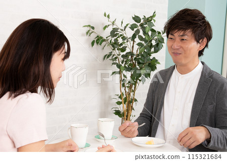 年輕夫婦在咖啡店糖果約會 年輕夫婦在咖啡店糖果約會 115321684