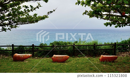 沖繩縣津堅島 Hotugar 前的胡蘿蔔長凳 沖繩縣津堅島 Hotugar 前的胡蘿蔔長凳 115321808