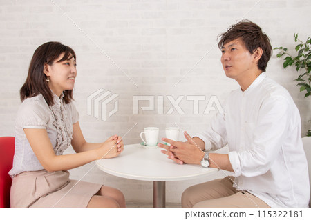 Young couple talking in a coffee shop 115322181
