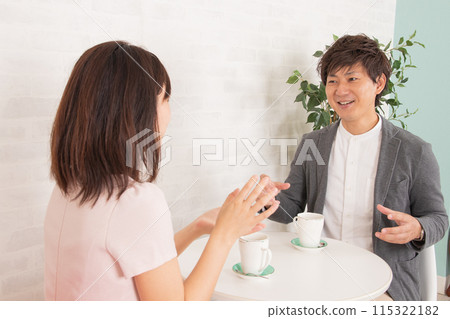 Young couple talking in a coffee shop 115322182