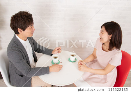 年輕夫婦在咖啡店聊天 115322185