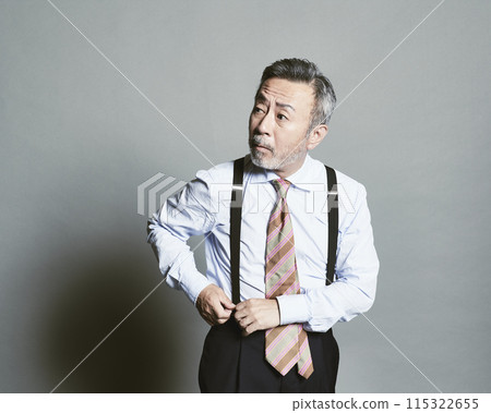 穿著灰色背景中年西裝的商人 115322655