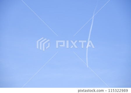 初夏的天空軌跡藍天天空影像 115322989