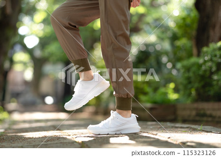Walking knees feet Walking knees feet 115323126