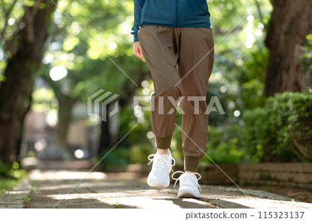 膝蓋腳走路 115323137