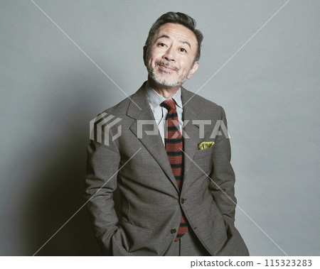 穿著灰色背景中年西裝的商人 115323283