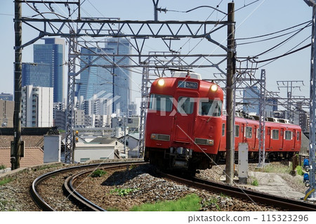 名鐵列車以名古屋建築為背景行駛 115323296