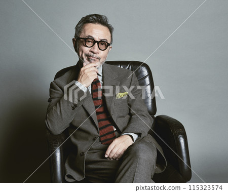 穿著灰色背景中年西裝的商人 115323574