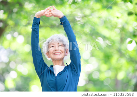 穿著運動服伸展運動的女性 穿著運動服伸展運動的女性 115323598