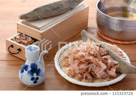 Dried bonito flakes (domestically produced dried bonito flakes) and a bonito flakes shaving machine 115323728