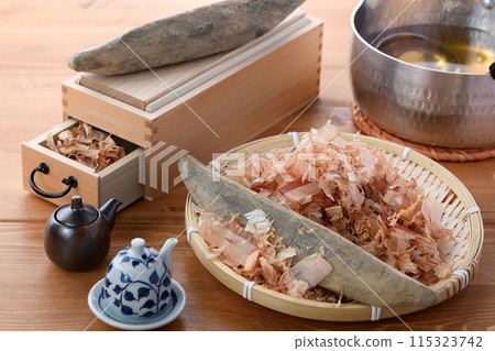 Dried bonito flakes (domestically produced dried bonito flakes) and a bonito flakes shaving machine Dried bonito flakes (domestically produced dried bonito flakes) and a bonito flakes shaving machine 115323742