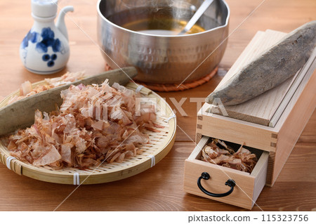 Dried bonito flakes (domestically produced dried bonito flakes) and a bonito flakes shaving machine 115323756