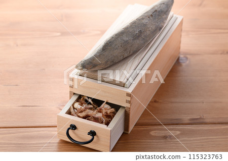 Dried bonito flakes (domestically produced dried bonito flakes) and a bonito flakes shaving machine 115323763