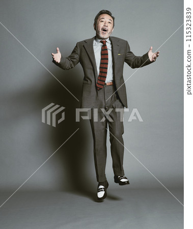 穿著灰色背景中年西裝的商人 穿著灰色背景中年西裝的商人 115323839